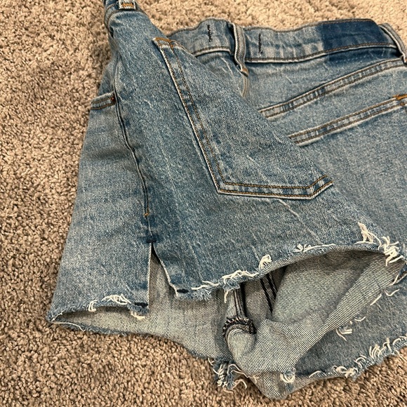 Abercrombie & Fitch Light Medium High Rise Mom Short (size 27/4) - Picture 9 of 9